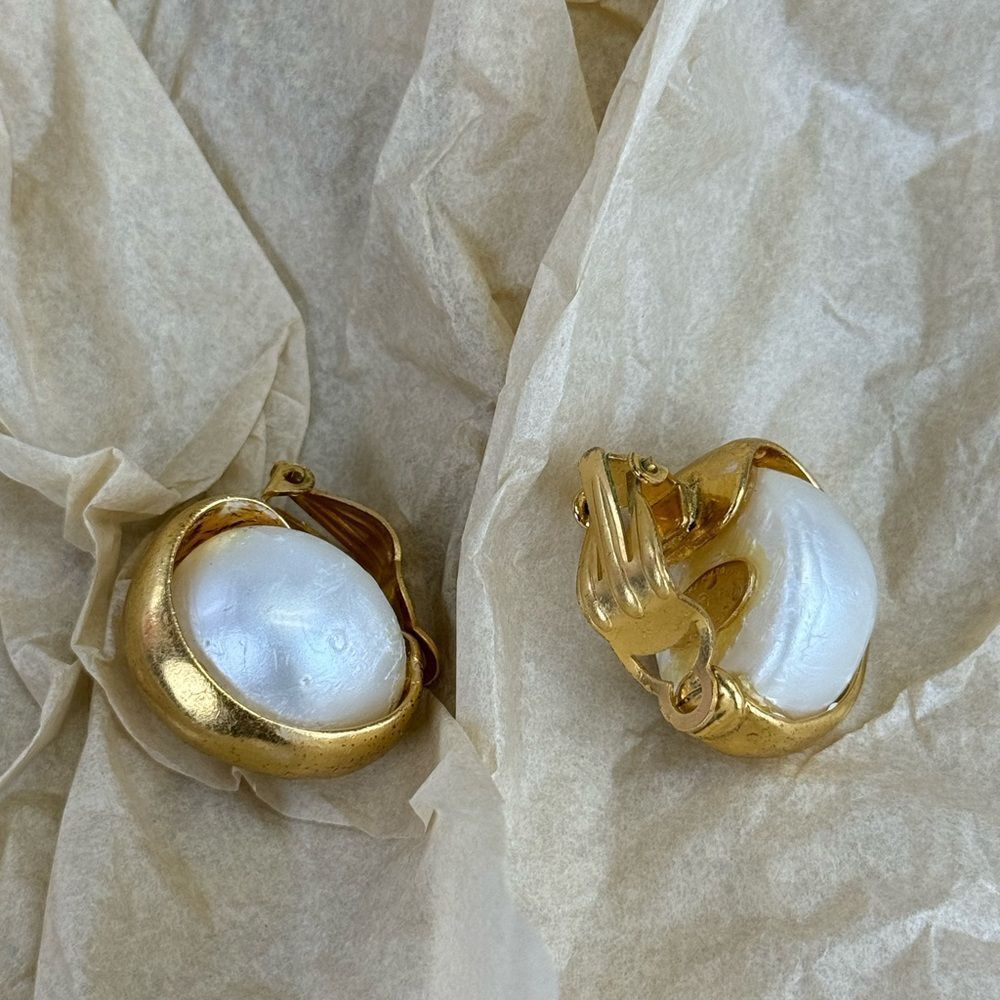 Chanel Vintage 93a Large Faux Pearl Gold Clip On Earrings - Picture 8 of 16